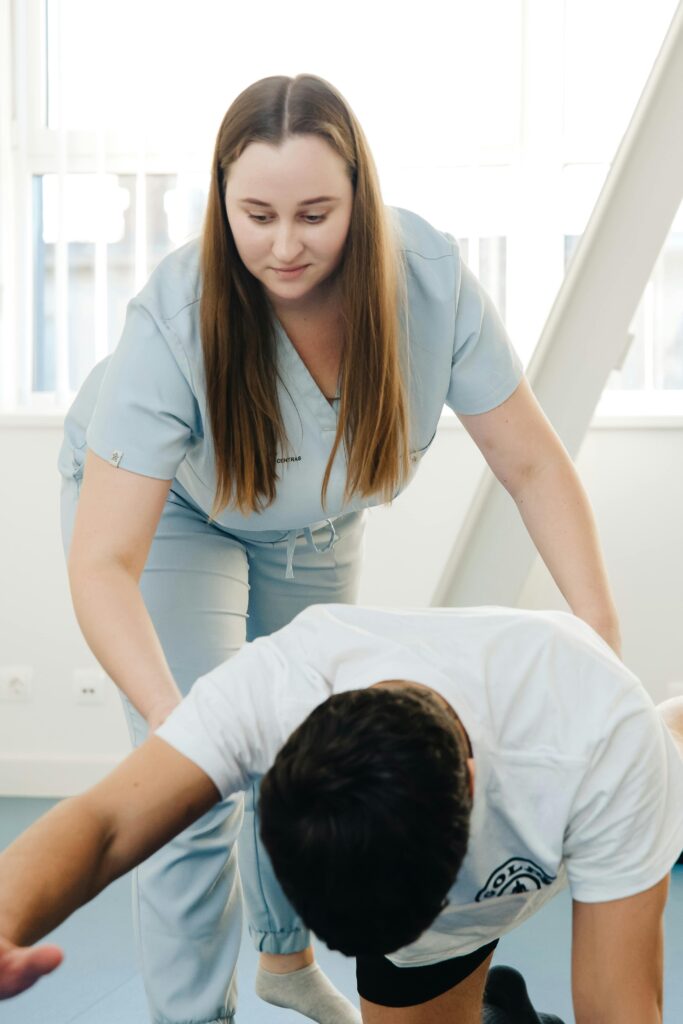 Adolescente fazendo fisioterapia